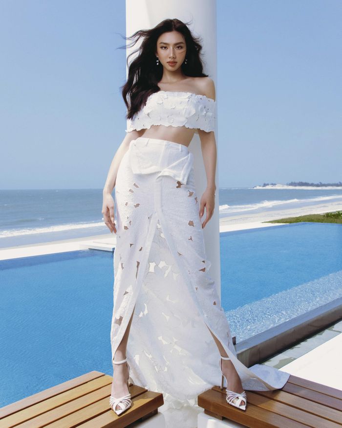 Hoa hậu Thùy Tiên hở bạo bên bờ biển - ảnh 2