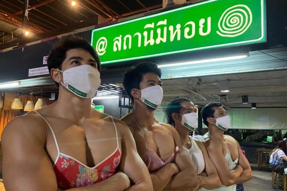 Nhóm đàn ông Thái Lan mặc nội y gây phẫn nộ ở Malaysia - ảnh 1