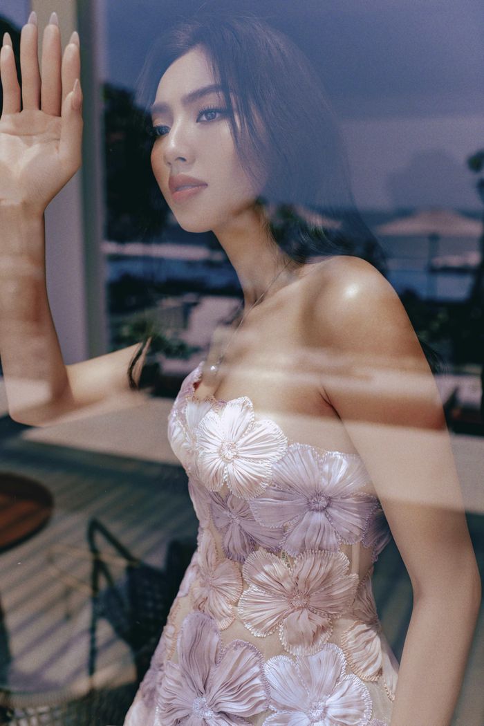 Hoa hậu Thùy Tiên hở bạo bên bờ biển - ảnh 6