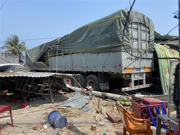 Khánh Hòa: Ống thép trên xe tải văng xuống đường gây tai nạn liên hoàn - ảnh 1
