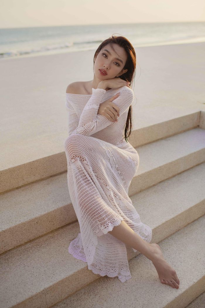 Hoa hậu Thùy Tiên hở bạo bên bờ biển - ảnh 15