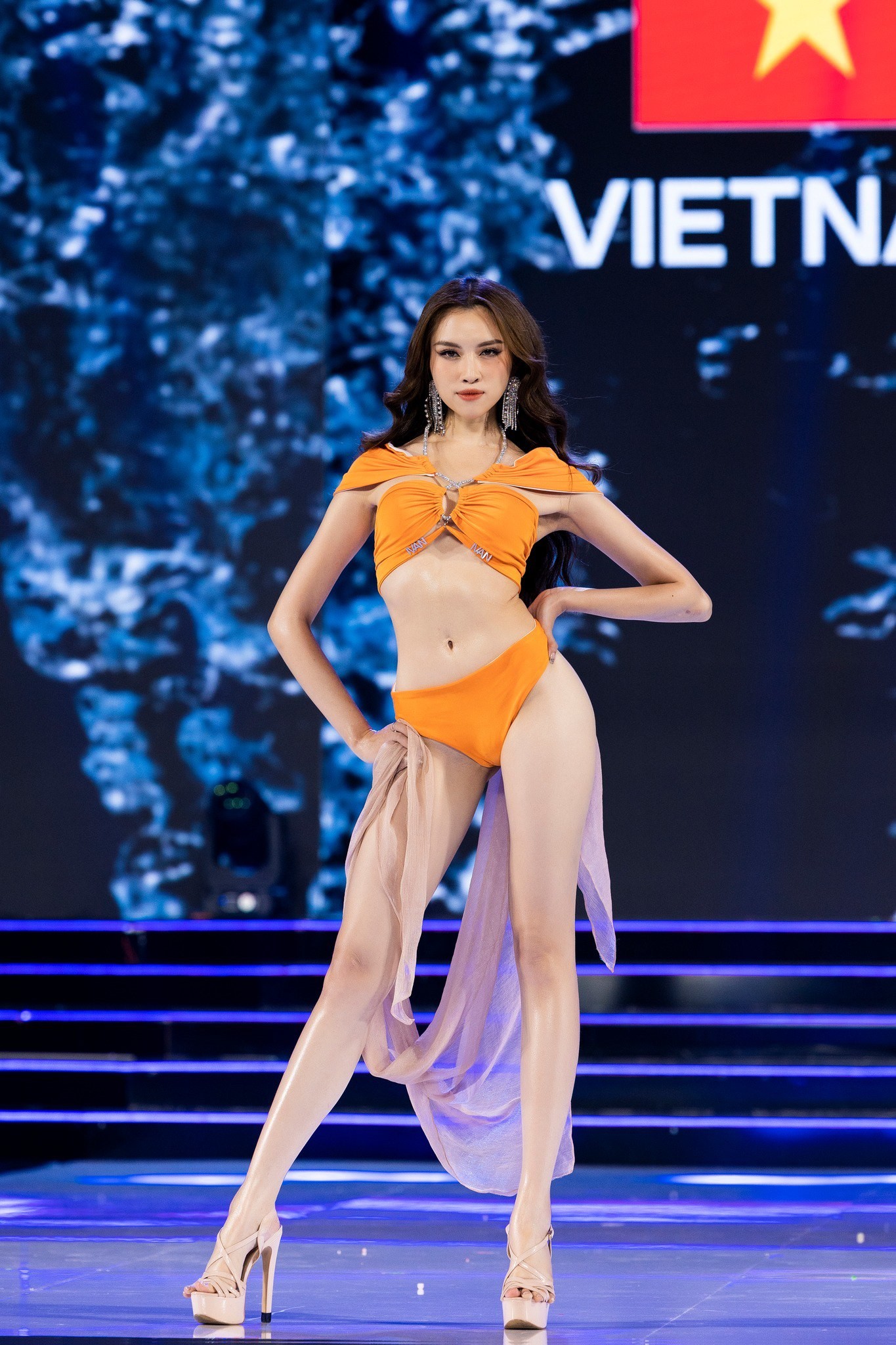Cô gái Khmer cao 1m77 catwalk trong nhà, đôi chân đẹp đ.ánh bật cả “chánh cung” Hoa hậu Việt Nam - ảnh 16