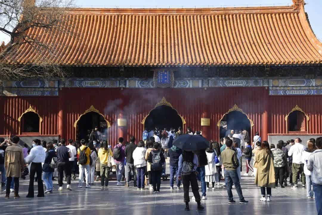Trào lưu mới ở Trung Quốc: Đi chùa để thanh lọc tâm hồn, nhưng bị chuyên gia bác bỏ vì chỉ ''hùa theo phong trào'' và thiếu đức tin - ảnh 1