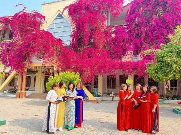 Dân mạng ''phát sốt'' với ngôi trường mầm non được phủ hồng rực rỡ bằng màu hoa giấy ở Sơn La - ảnh 5