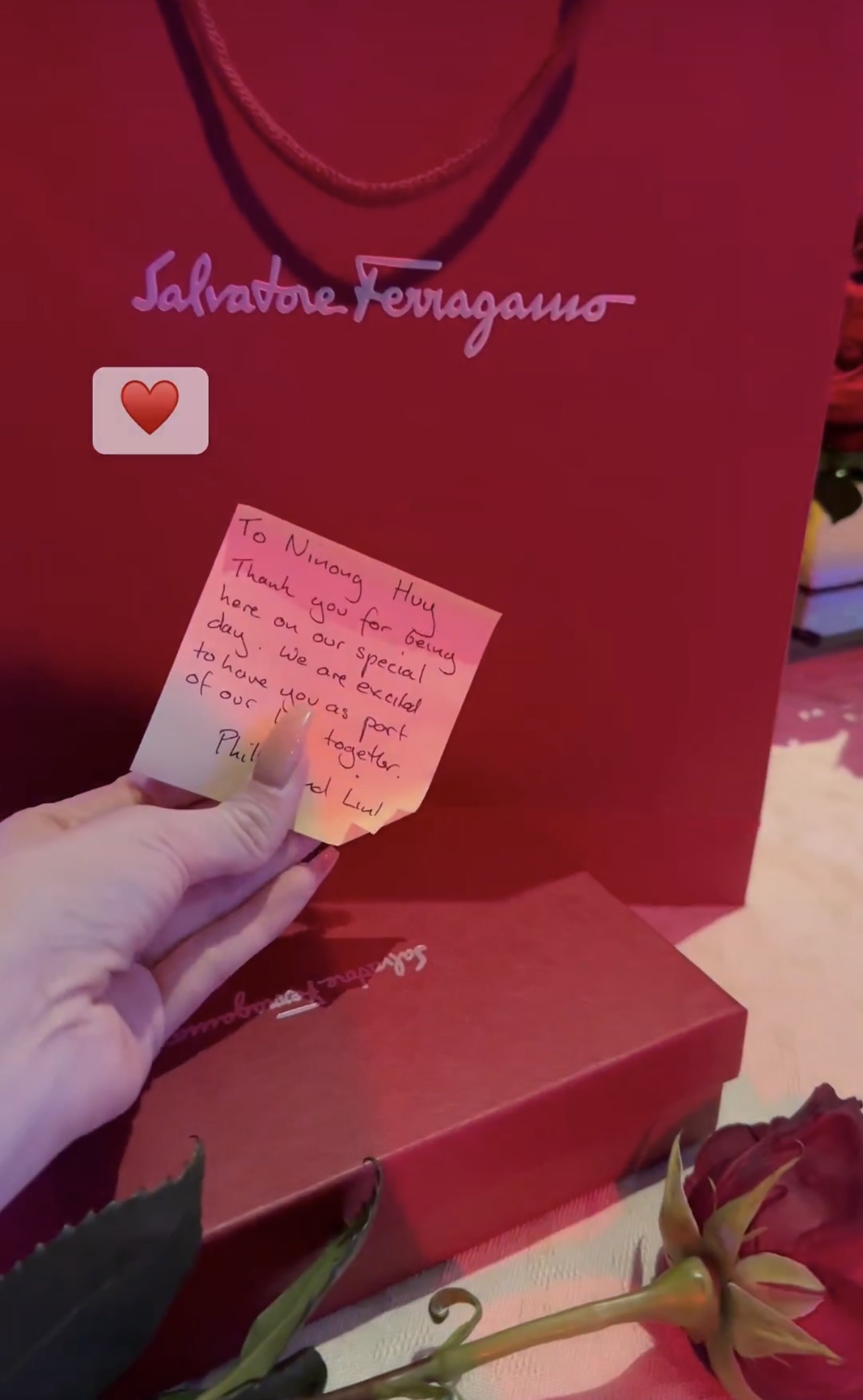 Cận cảnh những hộp quà đắt đỏ mà vợ chồng Linh Rin - Phillip Nguyễn tặng khách dự đám cưới - ảnh 1