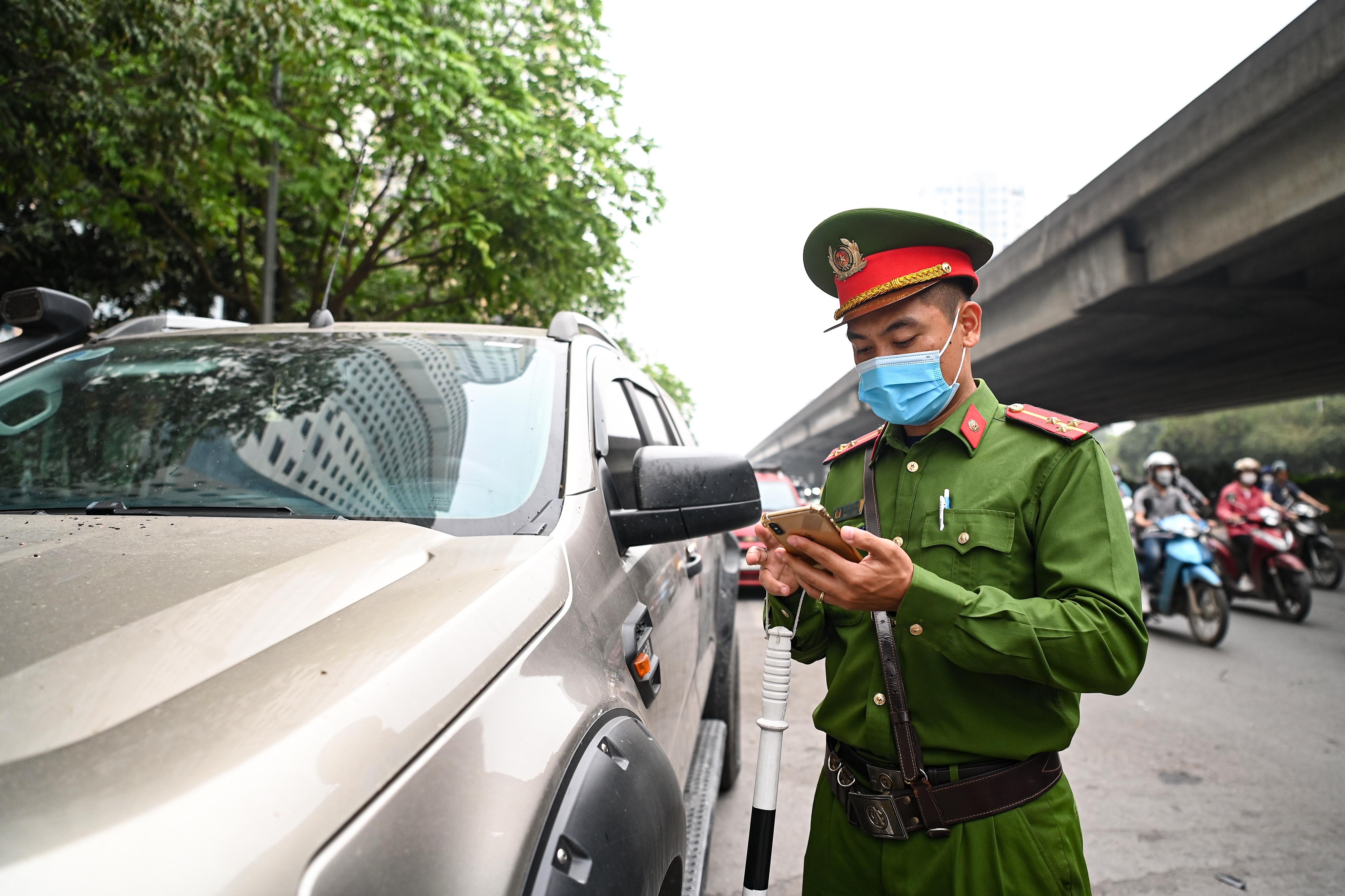 Đỗ xe ở lòng đường Hà Nội, tài xế xếp hàng dài chờ bị xử phạt - ảnh 11