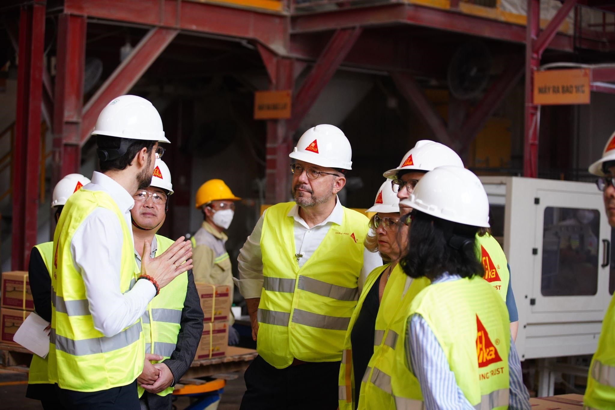 Đại sứ Thụy Sĩ tự hào sau chuyến thăm nhà máy Sika Việt Nam - ảnh 4