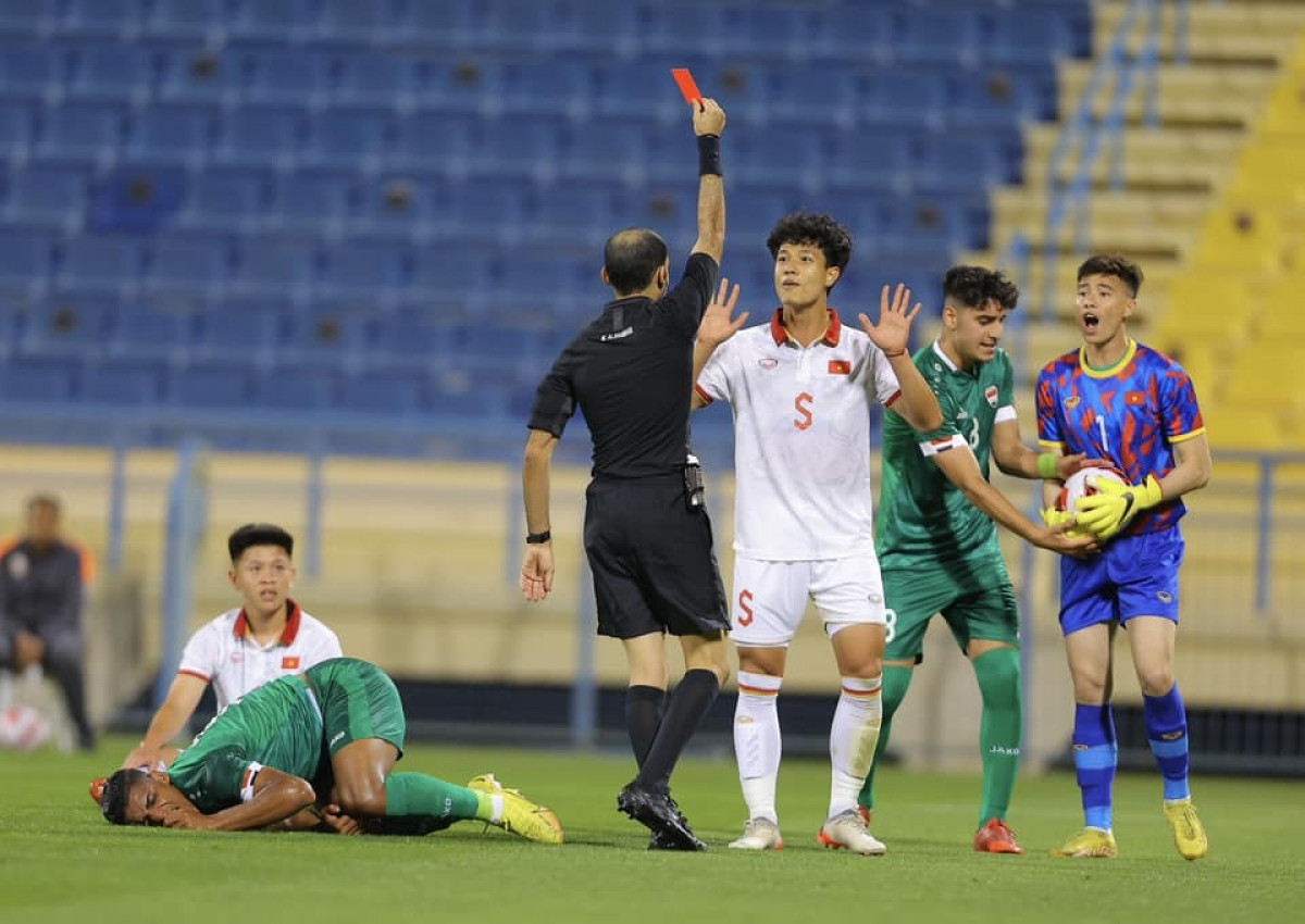 Trọng tài rút nhầm thẻ đỏ khiến cầu thủ U23 Việt Nam ngỡ ngàng - ảnh 2