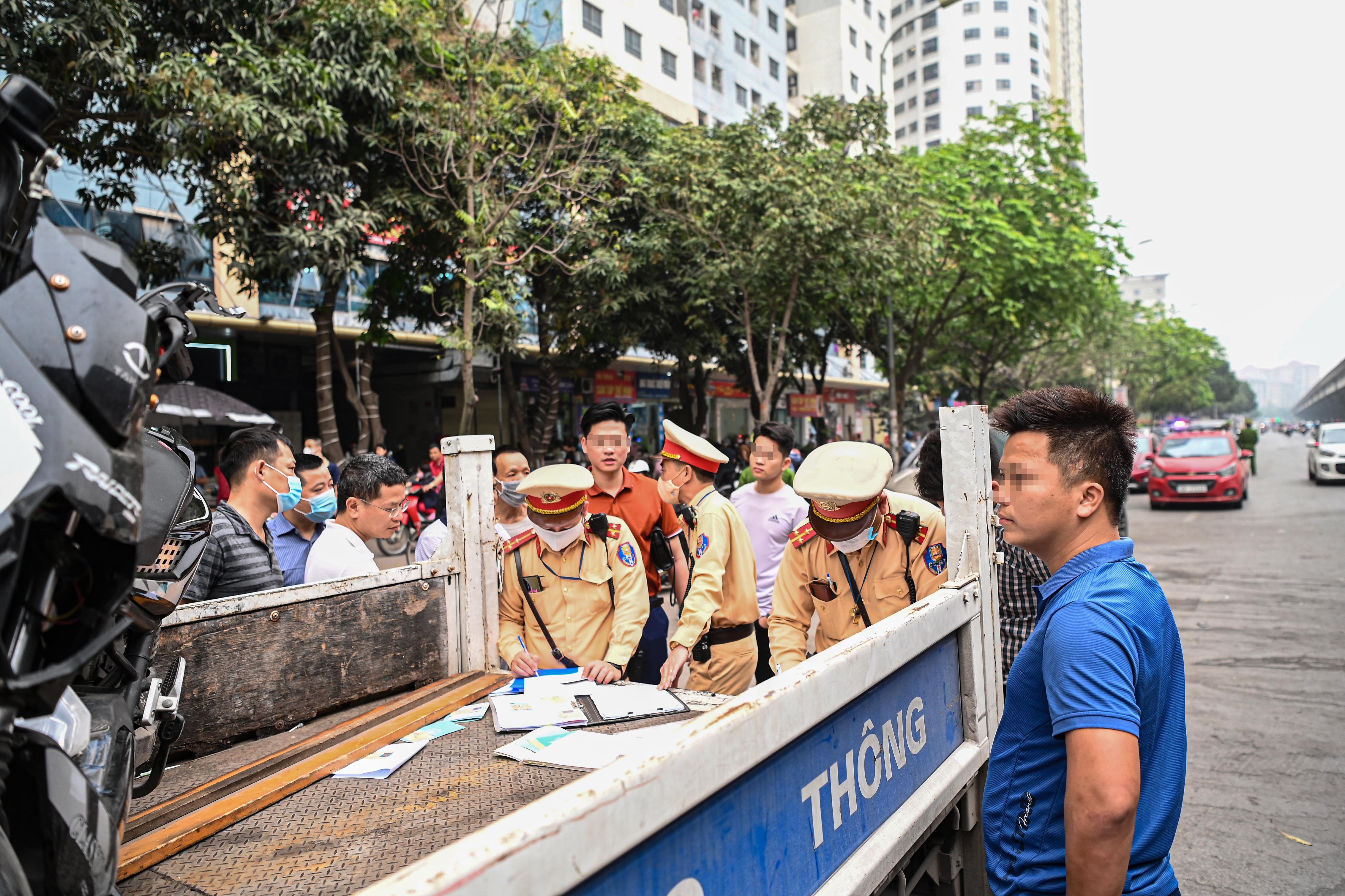 Đỗ xe ở lòng đường Hà Nội, tài xế xếp hàng dài chờ bị xử phạt - ảnh 16