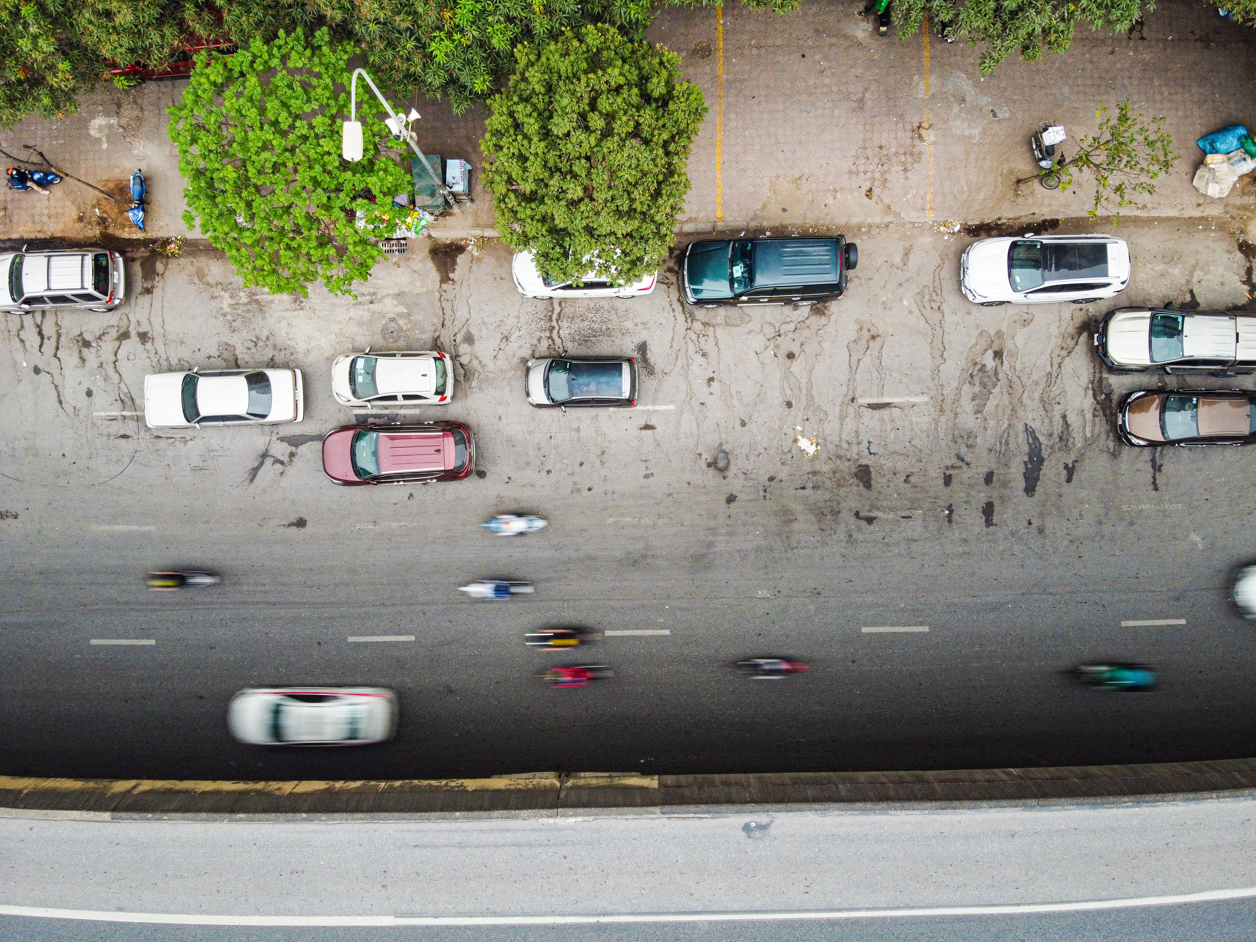 Đỗ xe ở lòng đường Hà Nội, tài xế xếp hàng dài chờ bị xử phạt - ảnh 9