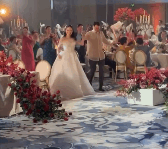 Khoảnh khắc hiếm của Linh Rin - Phillip Nguyễn trong hôn lễ: Cặp đôi cùng khiêu vũ, chú rể xúc động hôn cô dâu - ảnh 3