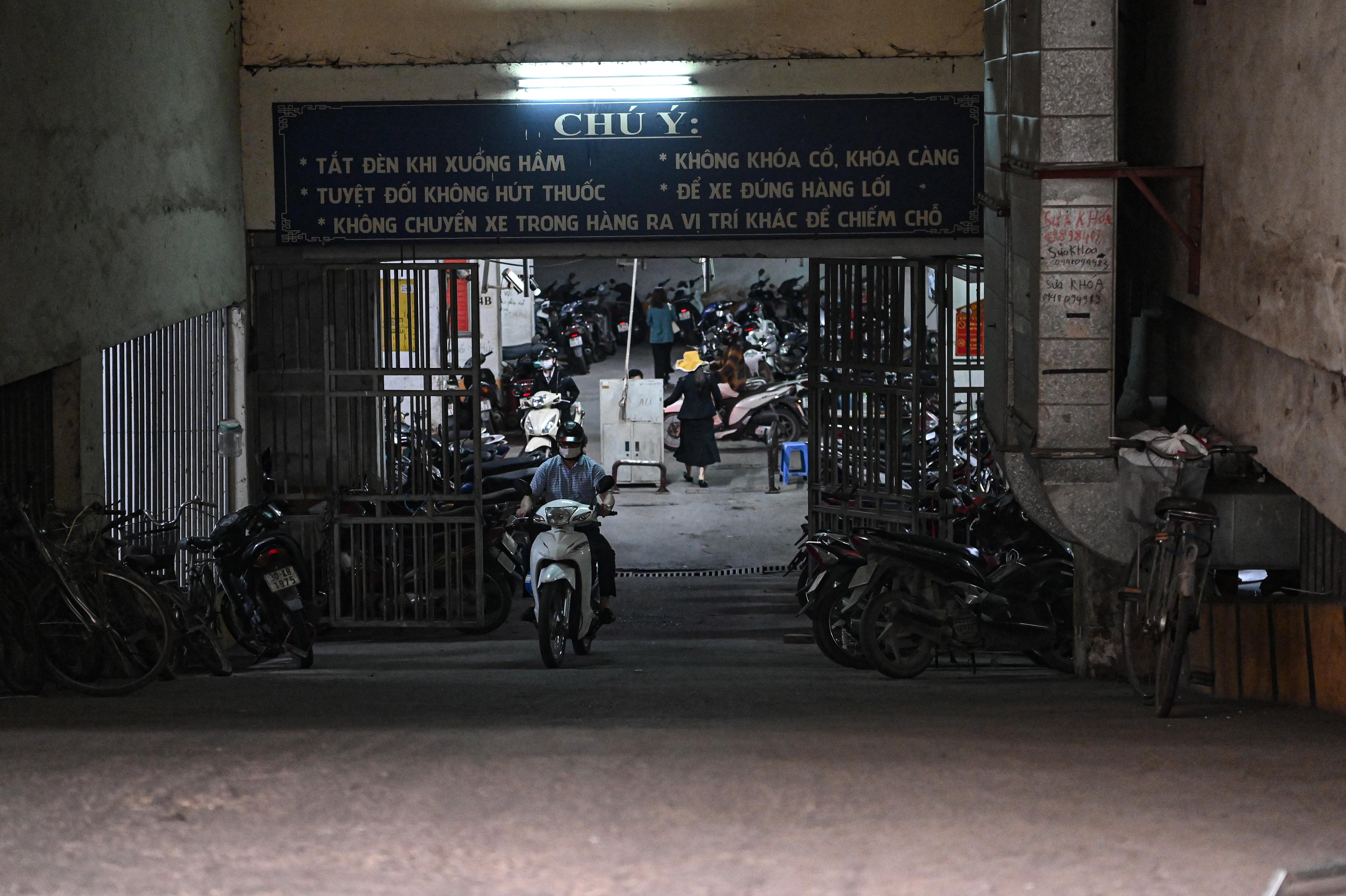 Đỗ xe ở lòng đường Hà Nội, tài xế xếp hàng dài chờ bị xử phạt - ảnh 19