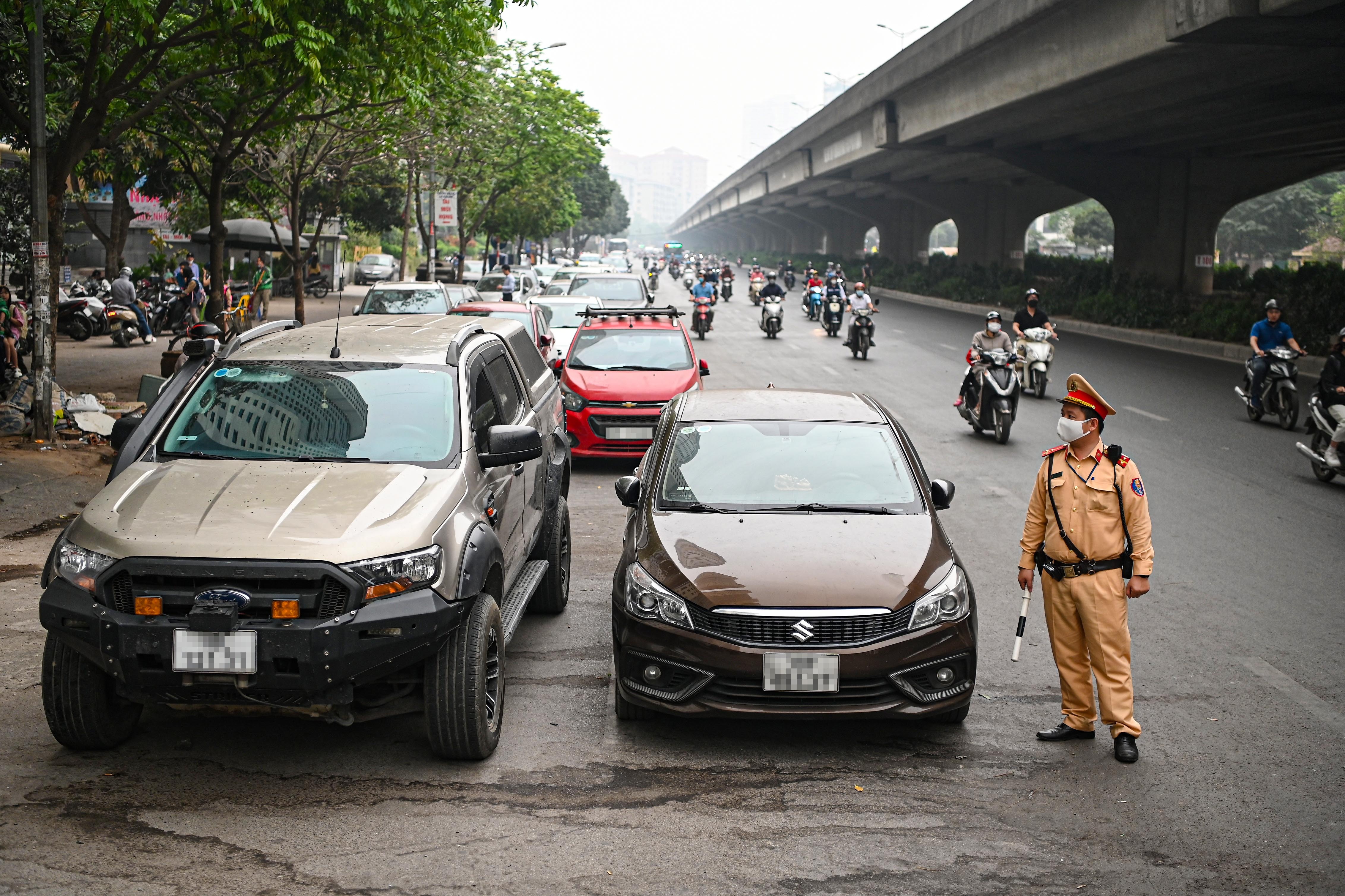 Đỗ xe ở lòng đường Hà Nội, tài xế xếp hàng dài chờ bị xử phạt - ảnh 14