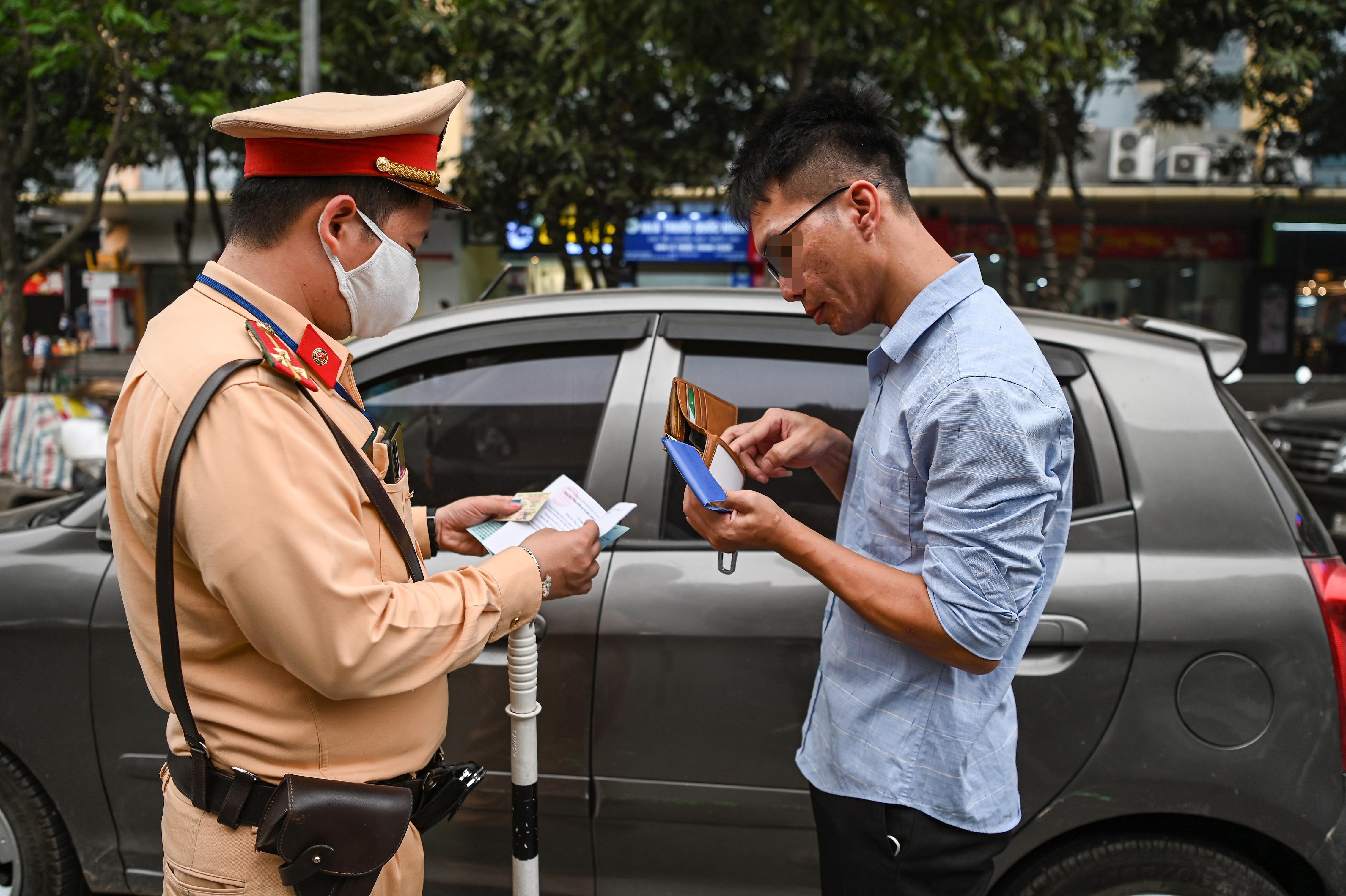Đỗ xe ở lòng đường Hà Nội, tài xế xếp hàng dài chờ bị xử phạt - ảnh 13
