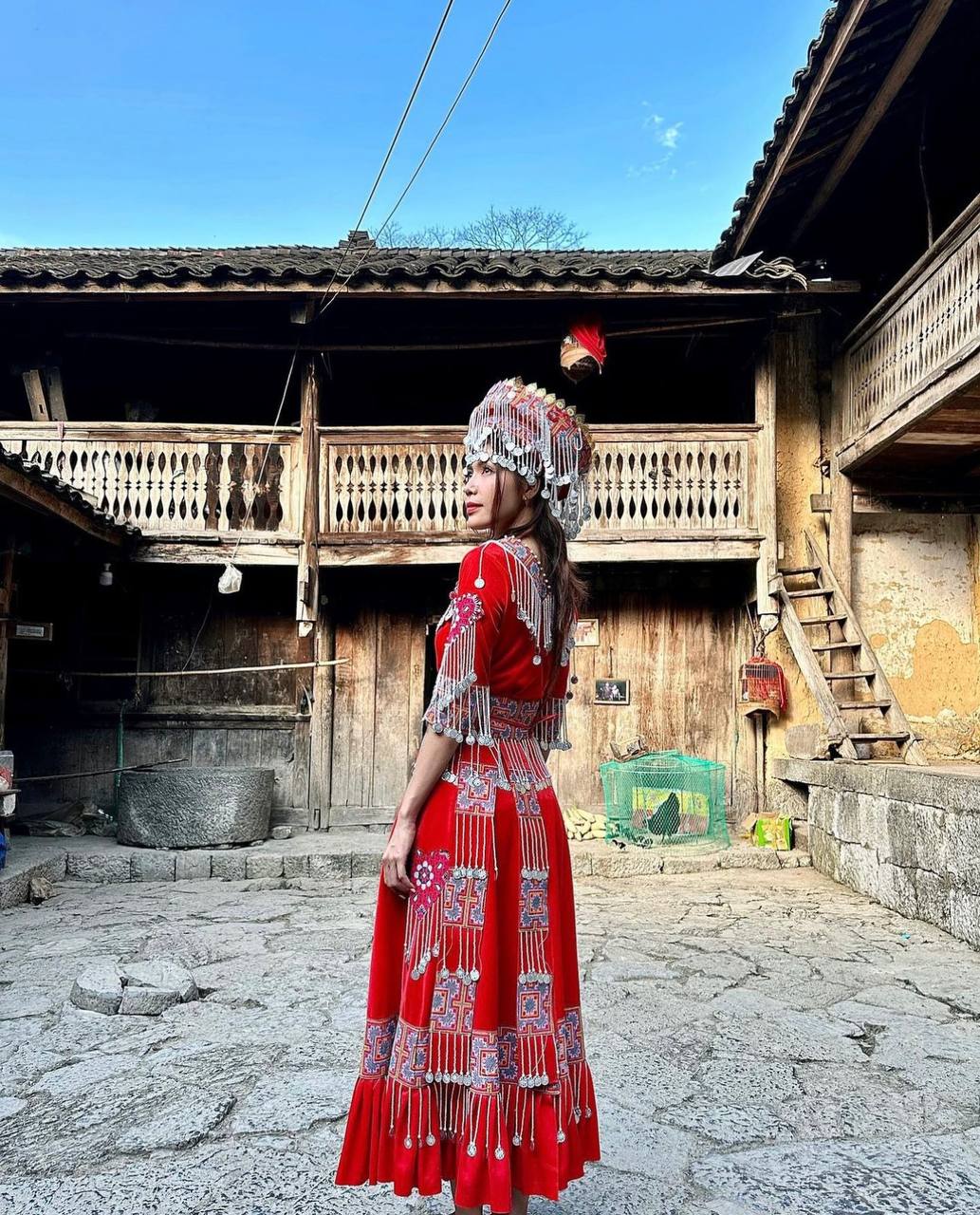 Siêu mẫu Minh Tú khoe hành trình phượt Hà Giang, thích thú diện váy áo dân tộc khiến fans cười nghiêng ngả: “Vậy là đã dịu dàng dữ chưa?” - ảnh 18