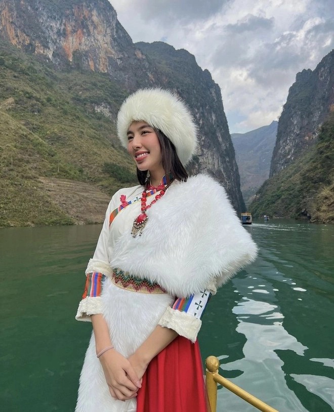 Thùy Tiên rút kinh nghiệm vì mặc đồ Mông Cổ chụp hình ở sông Nho Quế - ảnh 1