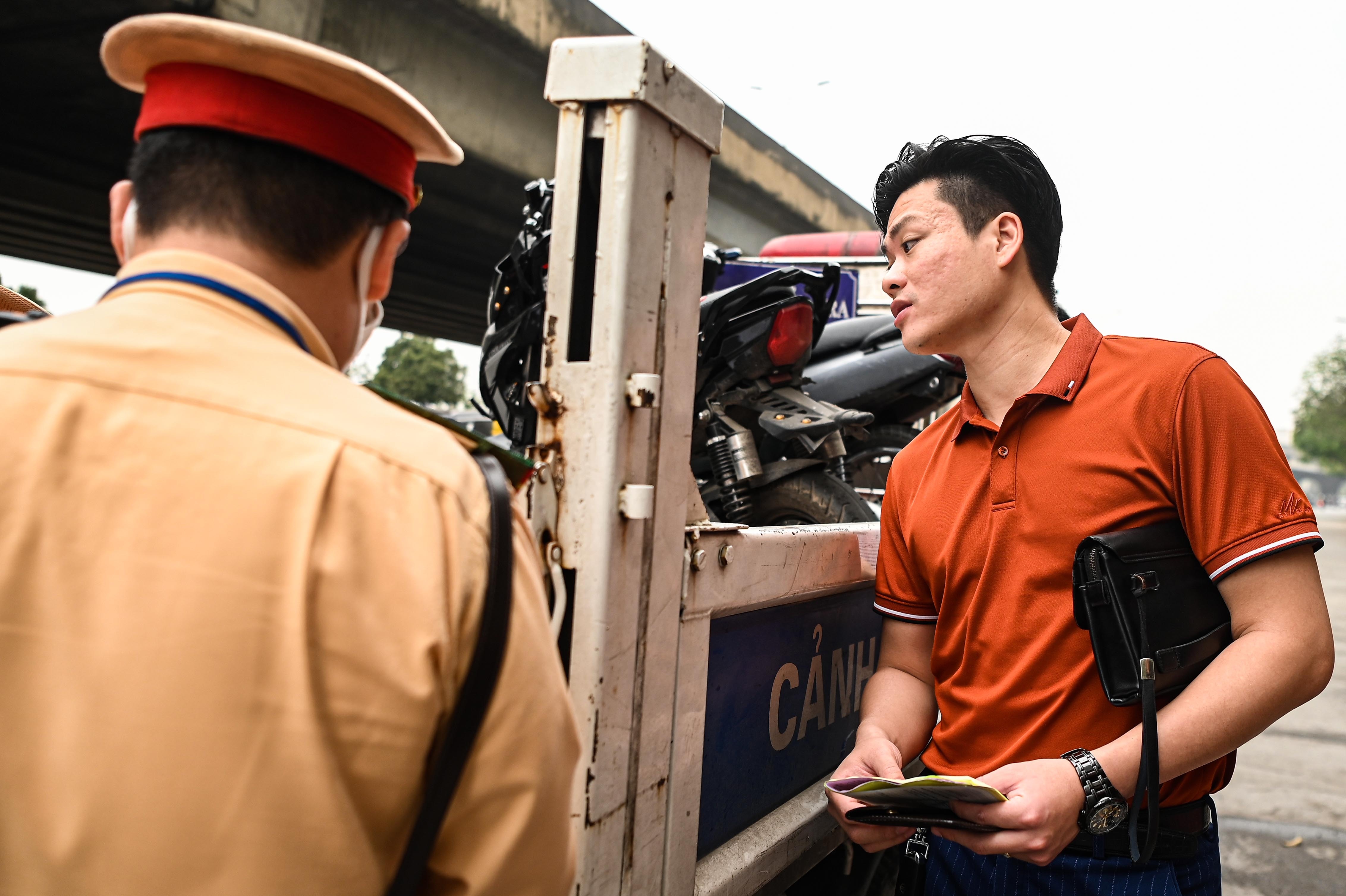 Đỗ xe ở lòng đường Hà Nội, tài xế xếp hàng dài chờ bị xử phạt - ảnh 15