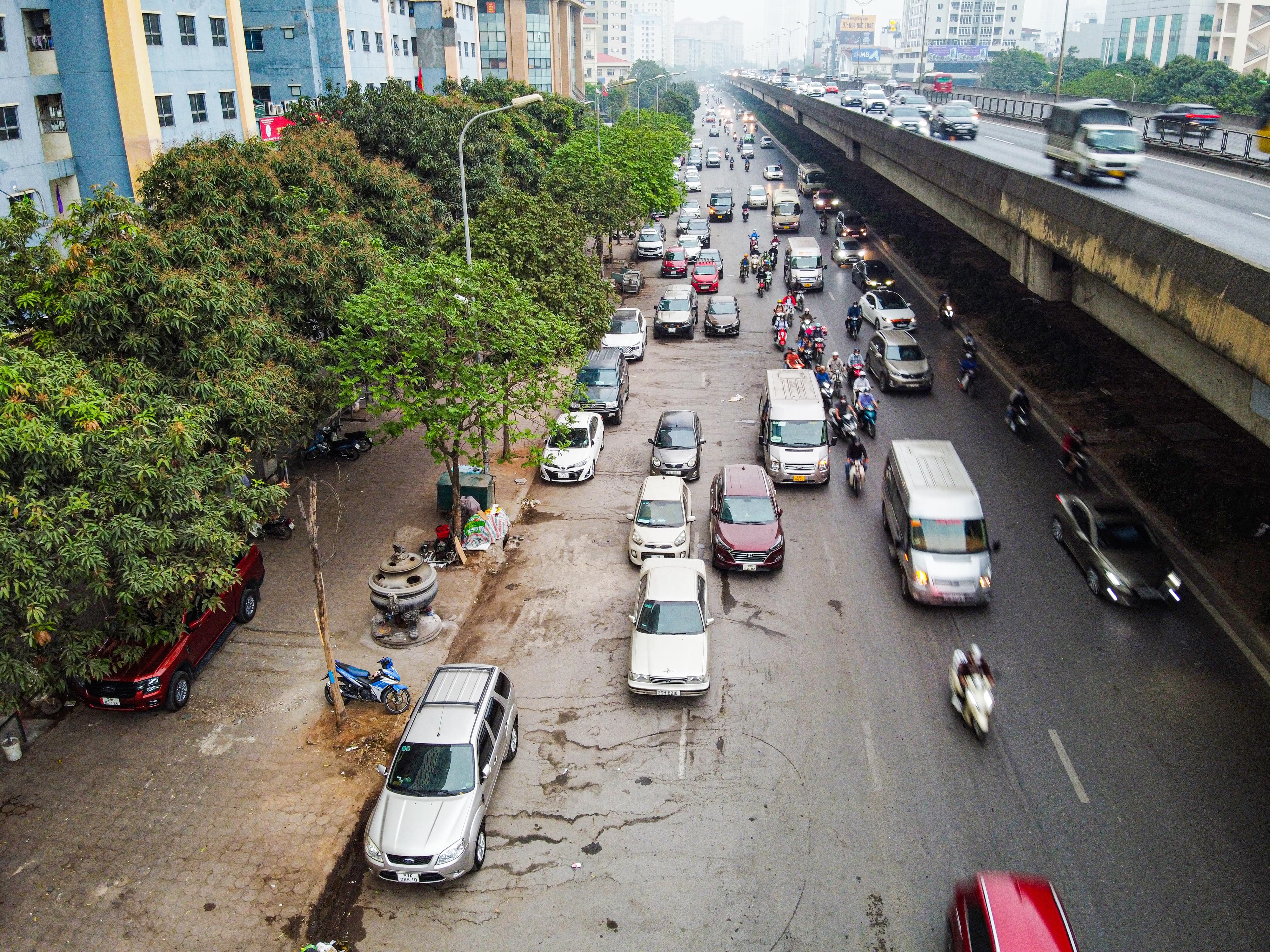 Đỗ xe ở lòng đường Hà Nội, tài xế xếp hàng dài chờ bị xử phạt - ảnh 2
