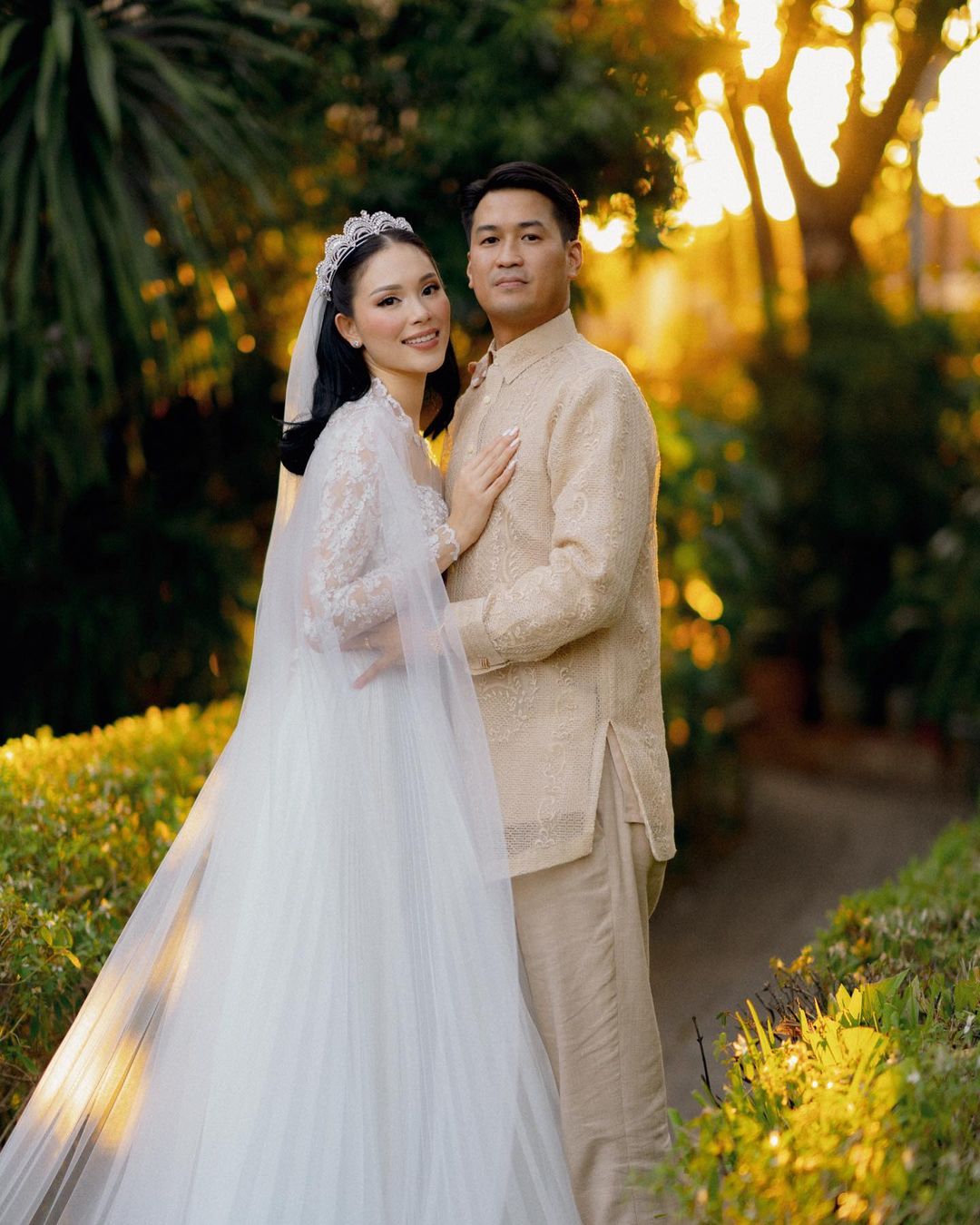 Vợ chồng Linh Rin - Phillip Nguyễn công khai ảnh cưới ‘full HD’: Chú rể tuyên bố một câu đậm chất ngôn tình, chi tiết hoa cưới của cô dâu gây sốt - ảnh 1