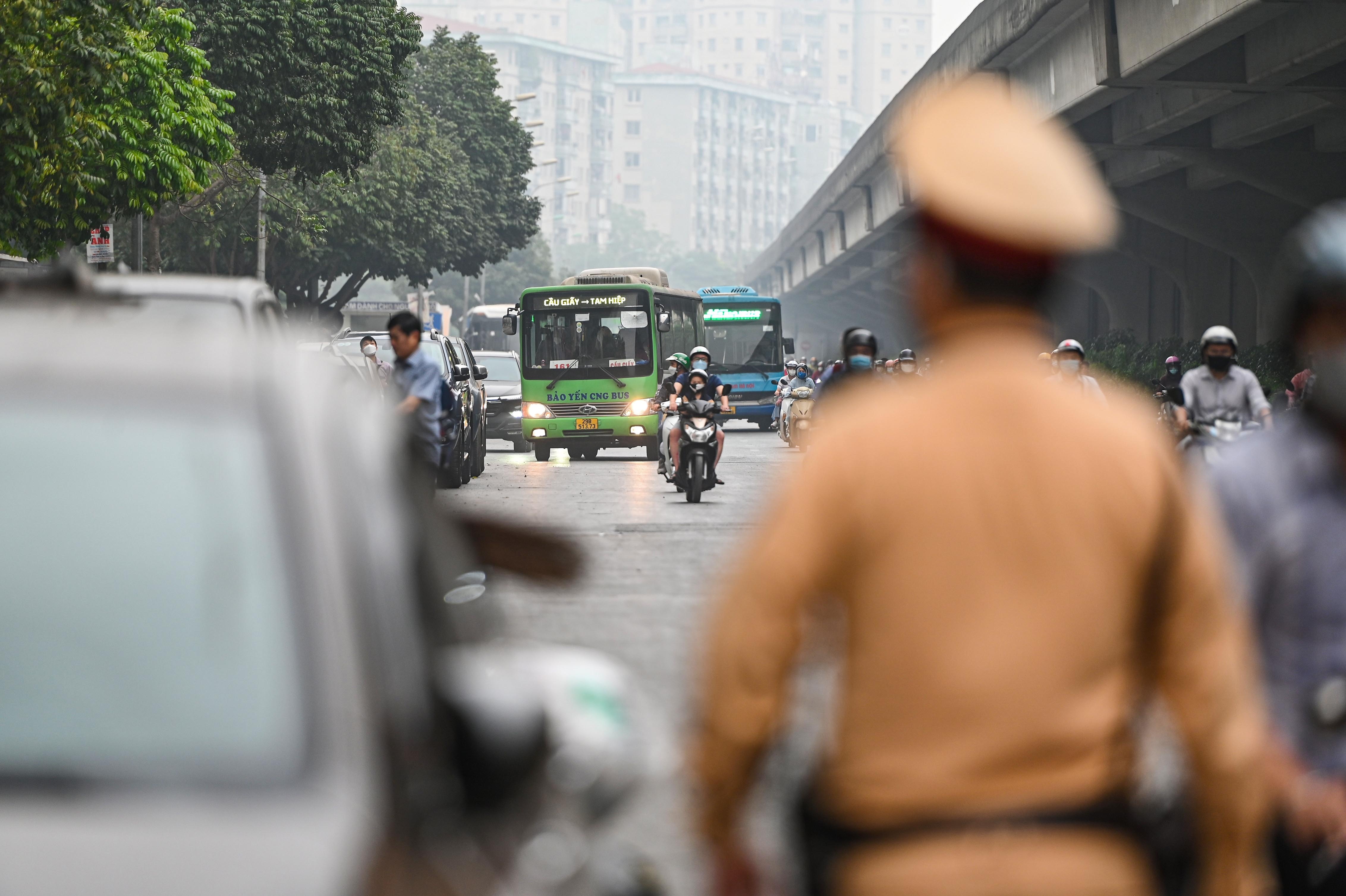 Đỗ xe ở lòng đường Hà Nội, tài xế xếp hàng dài chờ bị xử phạt - ảnh 6