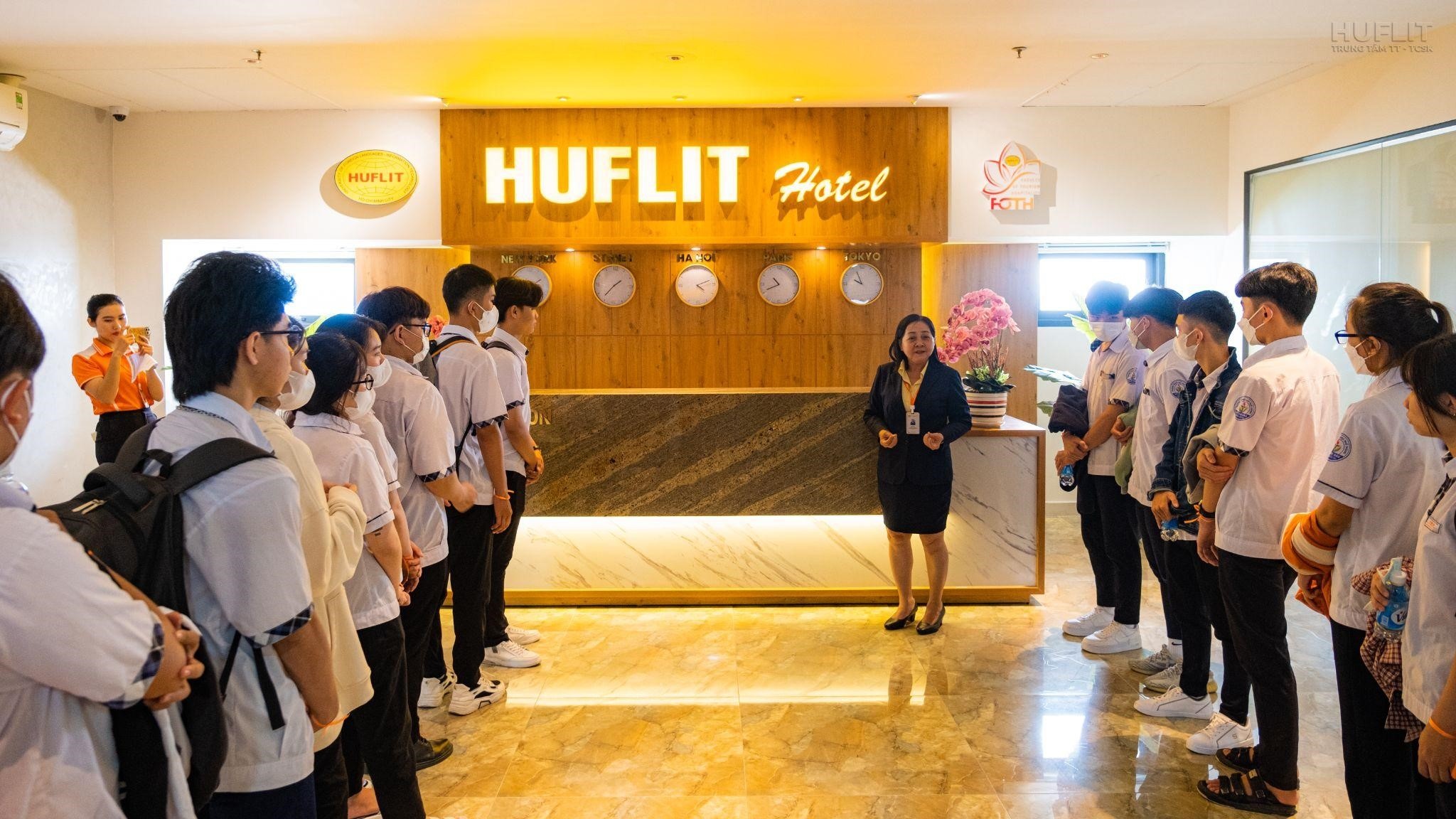 Học sinh THPT trải nghiệm nhiều hoạt động tại Campus Tour HUFLIT - ảnh 2