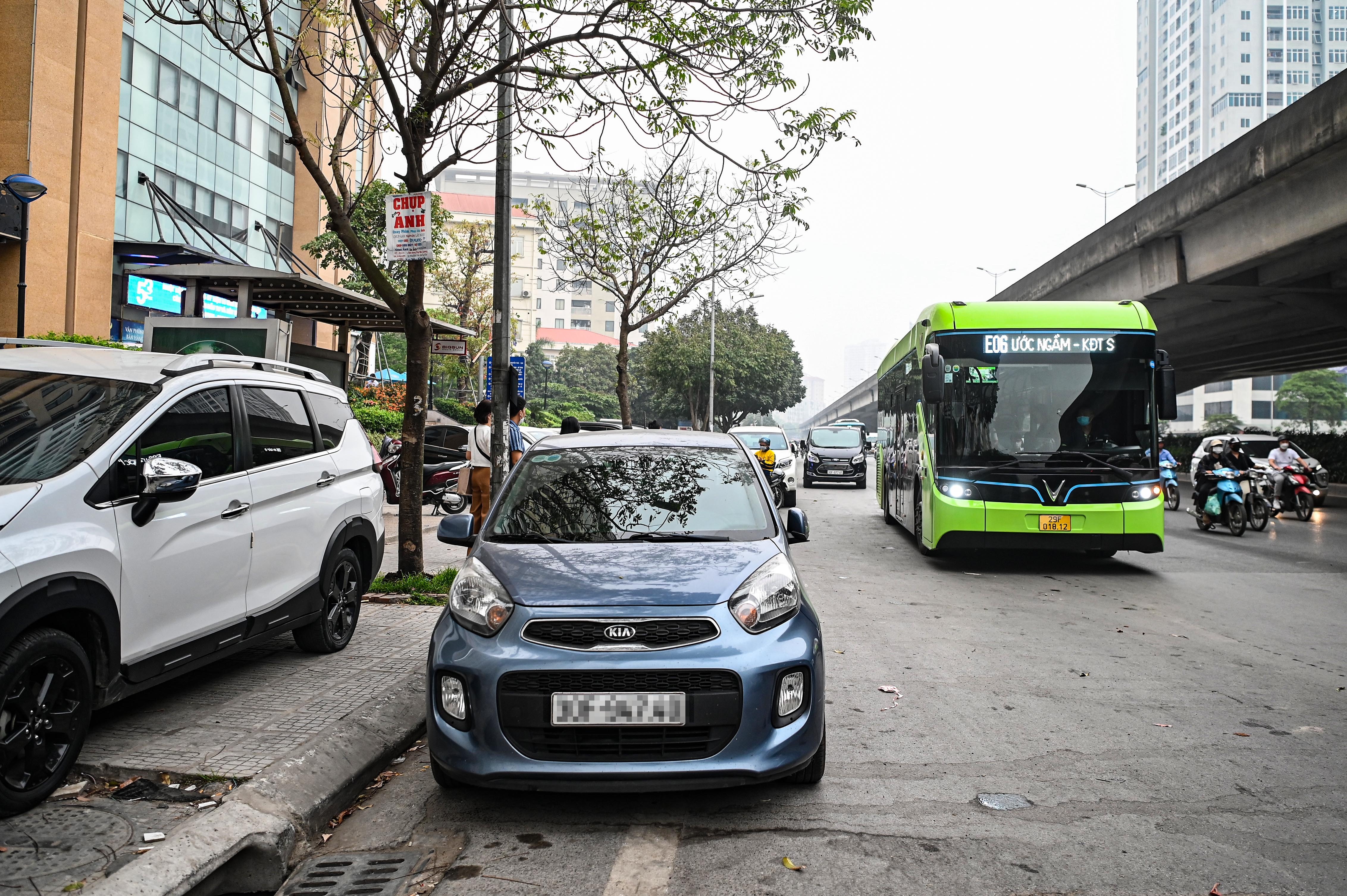 Đỗ xe ở lòng đường Hà Nội, tài xế xếp hàng dài chờ bị xử phạt - ảnh 4