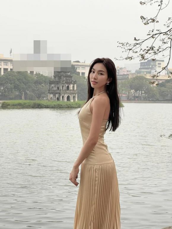 Hoa hậu Thùy Tiên tạo dáng đẹp mướt mắt ở Hồ Gươm, không ngại công khai tin nhắn khi mượn váy của Đỗ Mỹ Linh - ảnh 1