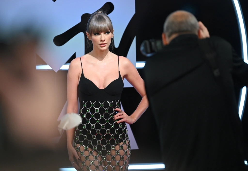 Taylor Swift trong The Eras Tour: Diện 16 bộ đồ, được đặt may riêng và có ý nghĩa đặc biệt - ảnh 15