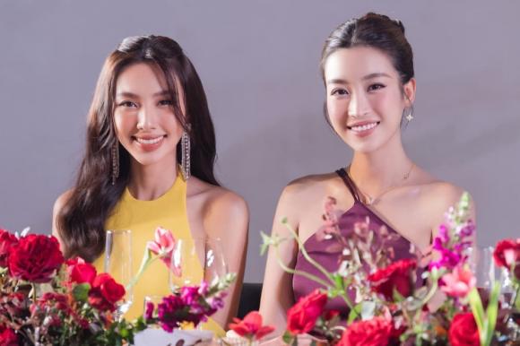 Hoa hậu Thùy Tiên tạo dáng đẹp mướt mắt ở Hồ Gươm, không ngại công khai tin nhắn khi mượn váy của Đỗ Mỹ Linh - ảnh 8