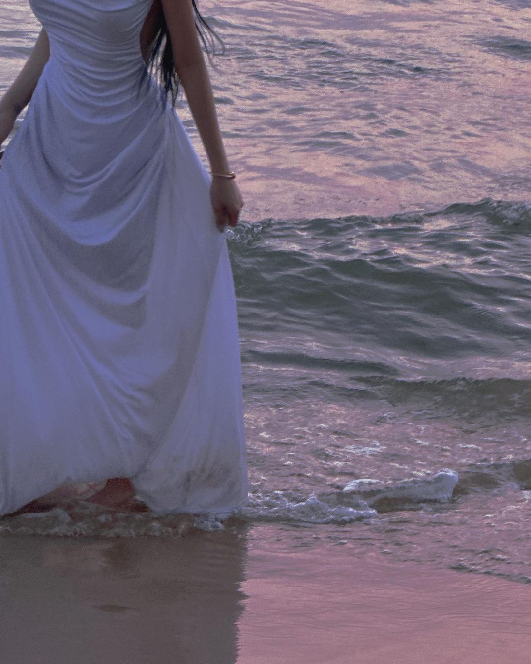 Người mẫu xứ sở kim chi diện váy ướt nước chụp hình ở Phú Quốc - ảnh 5