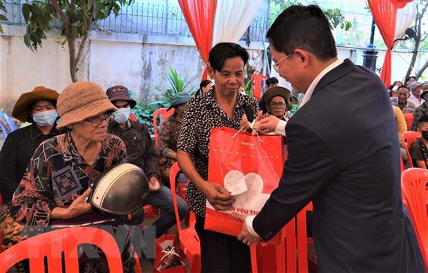 Tặng 300 phần quà cho người gốc Việt có hoàn cảnh khó khăn ở Campuchia - ảnh 1