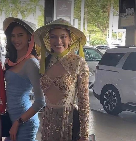 Dân mạng phàn nàn vì người đẹp Thái Lan diện áo dài xuyên thấu khi đến Việt Nam - ảnh 3