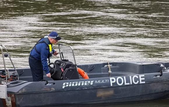 Đoàn phim gây ra cảnh hỗn loạn khi cảnh sát biển nhận được thông báo có ''xác chết'' trên sông - ảnh 1