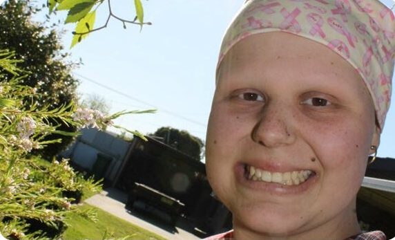 Cô bé 15 tuổi phát hiện bị ung thư xương, gia đình sốc nặng khi biết 