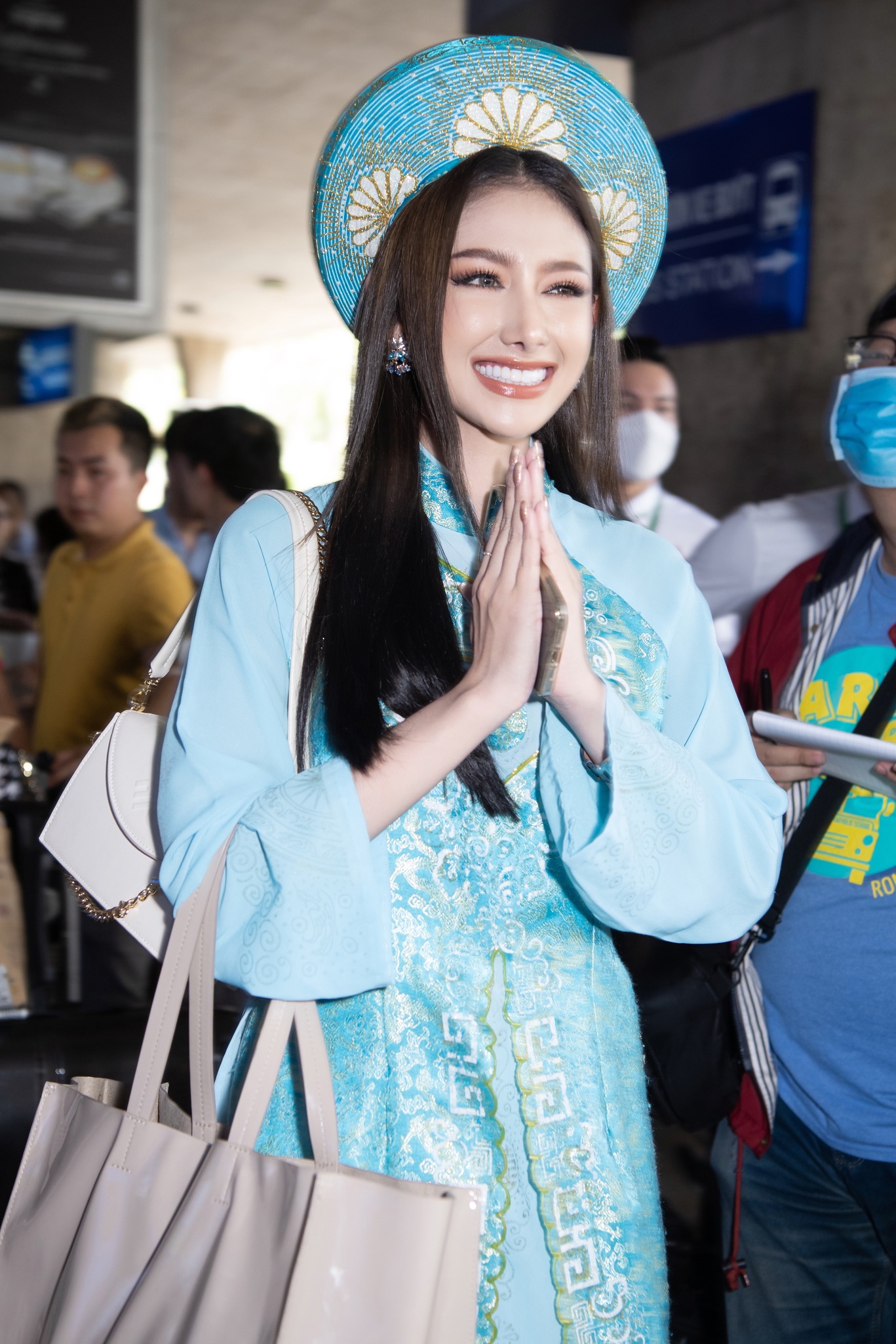 Dân mạng phàn nàn vì người đẹp Thái Lan diện áo dài xuyên thấu khi đến Việt Nam - ảnh 5
