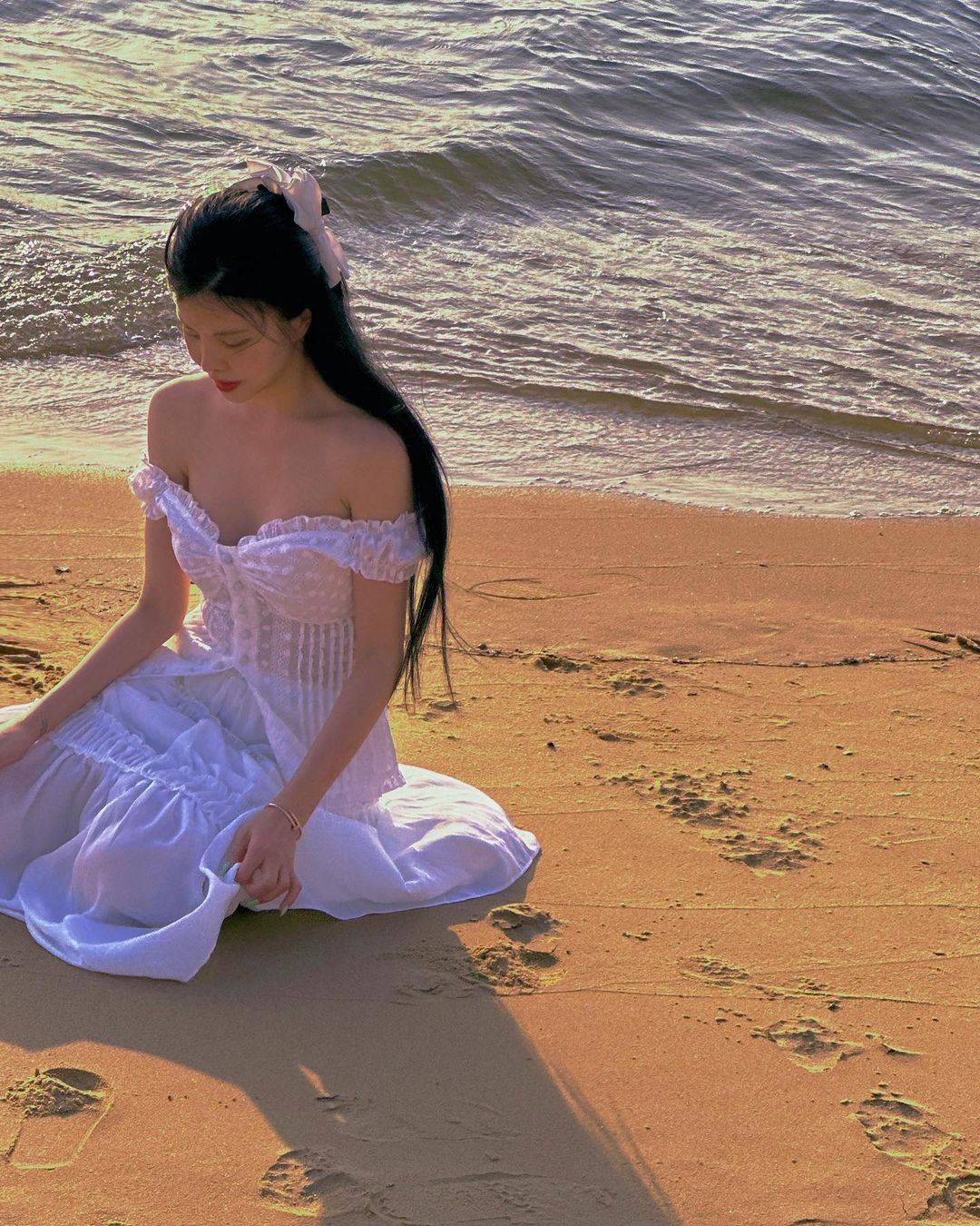Người mẫu xứ sở kim chi diện váy ướt nước chụp hình ở Phú Quốc - ảnh 6