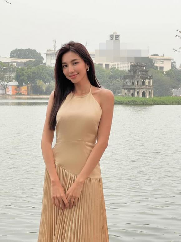 Hoa hậu Thùy Tiên tạo dáng đẹp mướt mắt ở Hồ Gươm, không ngại công khai tin nhắn khi mượn váy của Đỗ Mỹ Linh - ảnh 3