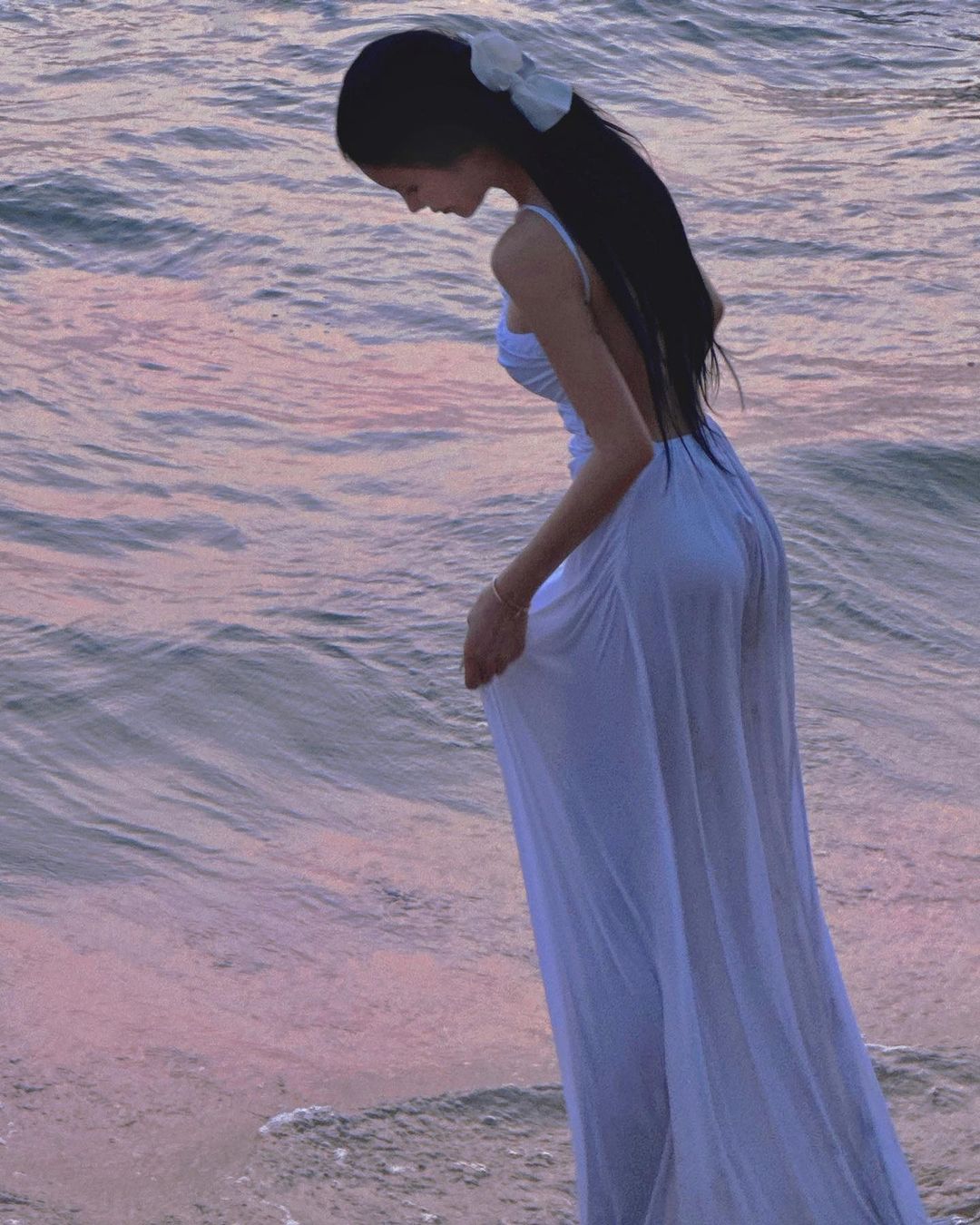 Người mẫu xứ sở kim chi diện váy ướt nước chụp hình ở Phú Quốc - ảnh 3