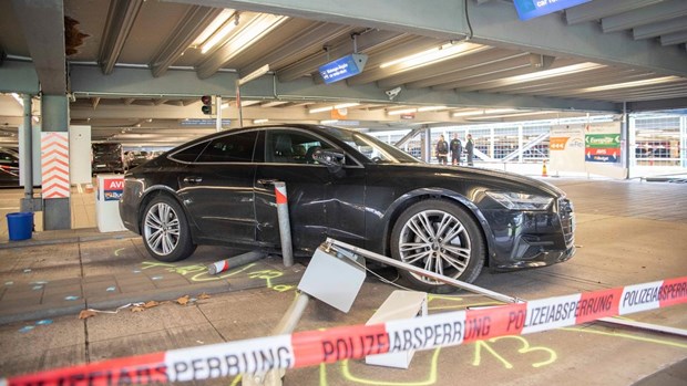 Đức: Lao xe vào đám đông tại sân bay, nhiều người bị thương - ảnh 1