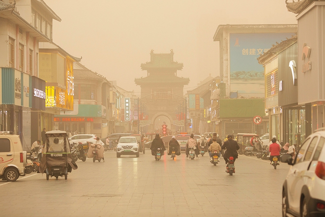 Bão cát vàng tấn công Trung Quốc: Người dân xoay sở đủ cách nhưng vẫn bị cát bám dính lên mặt - ảnh 7