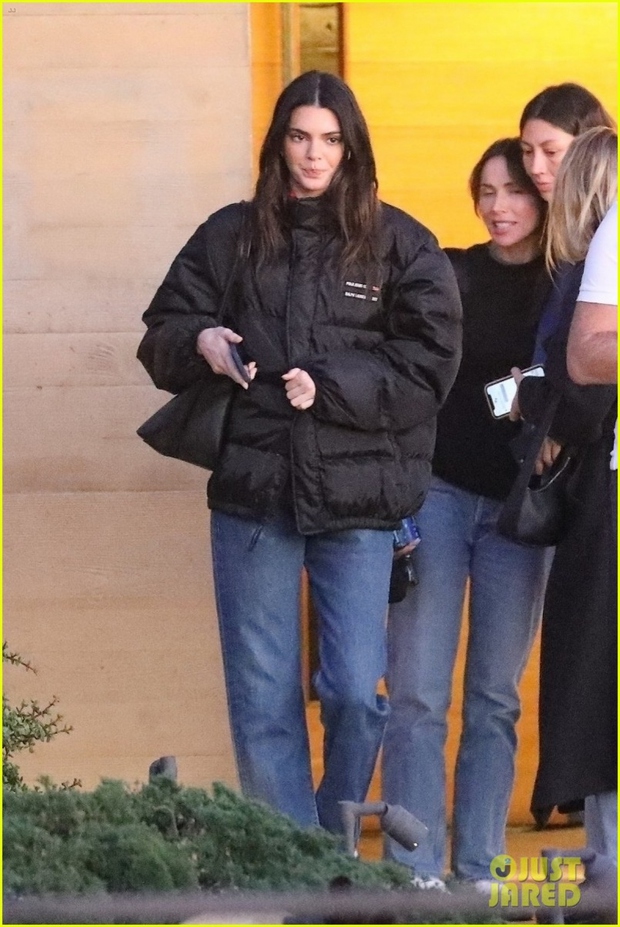 Kendall Jenner xinh đẹp ra phố sau khi bị chê là 