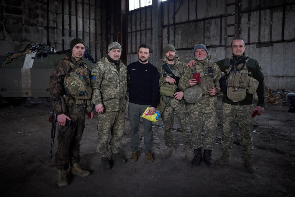 Thông điệp từ những chuyến thăm tiền tuyến liên tục của Tổng thống Ukraine - ảnh 2