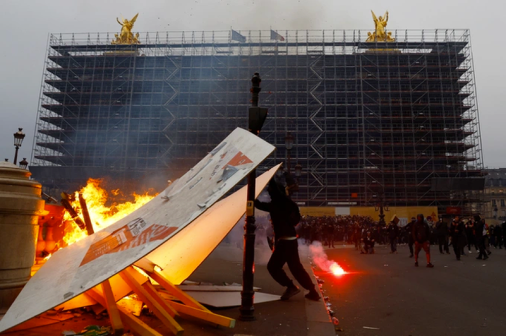 Tòa thị chính Bordeaux bị đốt, hơn 1 triệu người Pháp biểu tình - ảnh 1