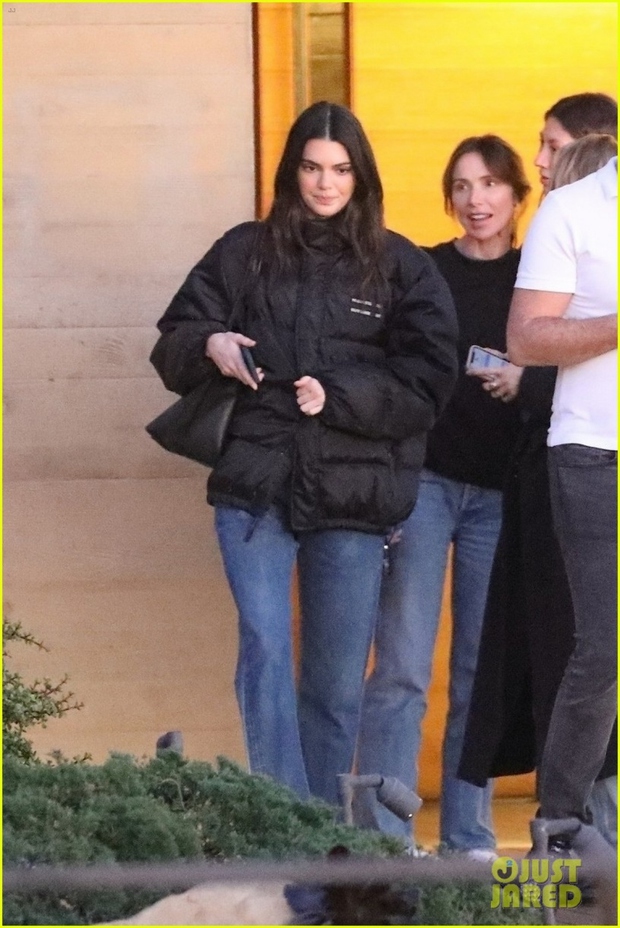 Kendall Jenner xinh đẹp ra phố sau khi bị chê là 