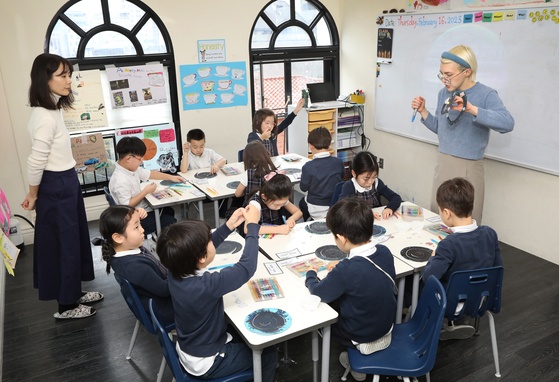Những đứa bé Hàn Quốc bị cha mẹ bắt học tiếng Anh từ 2 tuổi - ảnh 2