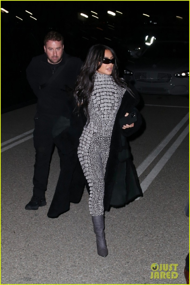 Kim Kardashian diện catsuit lấp lánh, khoe body nóng bỏng tại sự kiện - ảnh 3