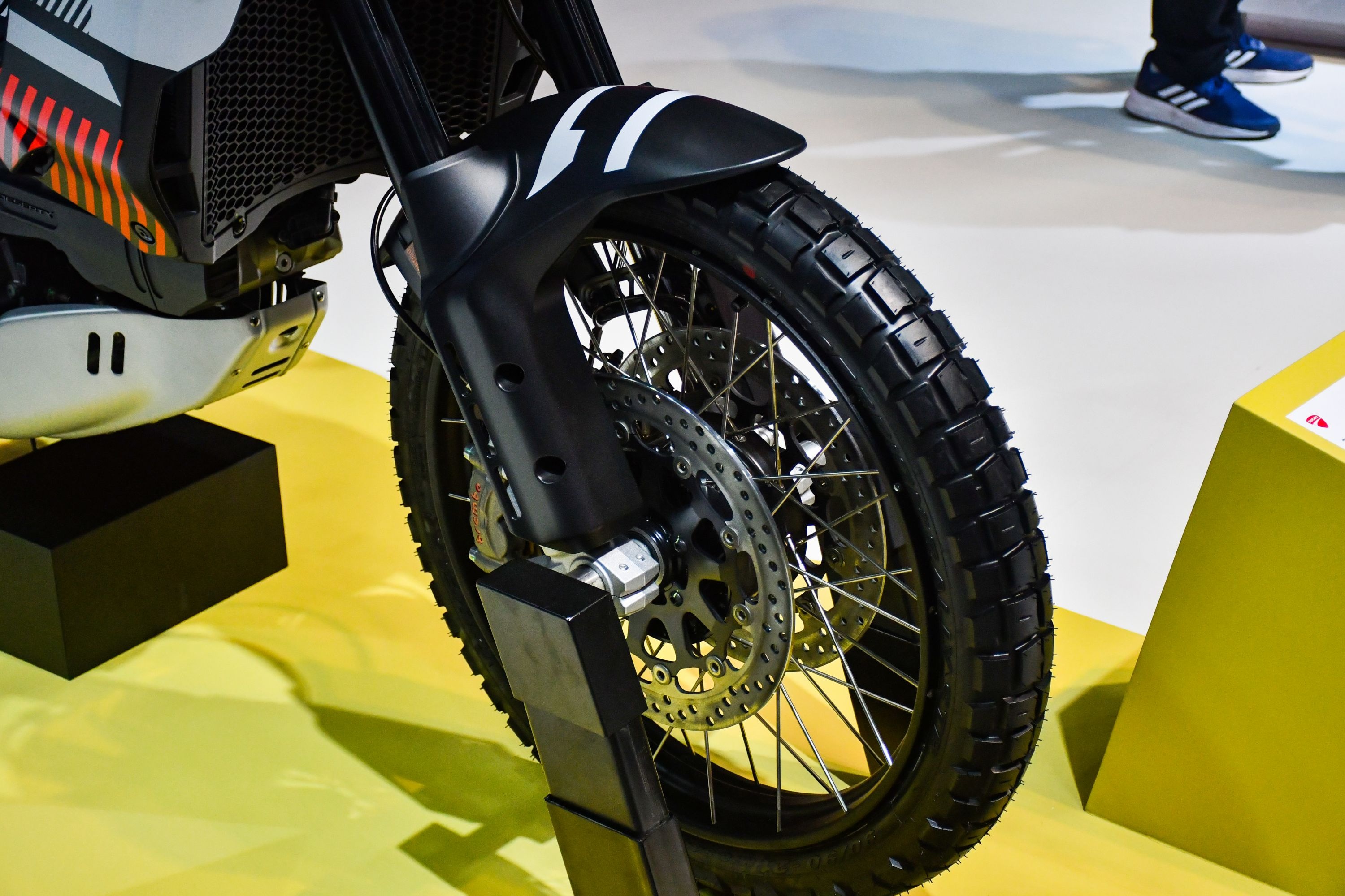 Chi tiết Ducati DesertX 2023 phiên bản màu đặc biệt vừa ra mắt ĐNA - ảnh 7