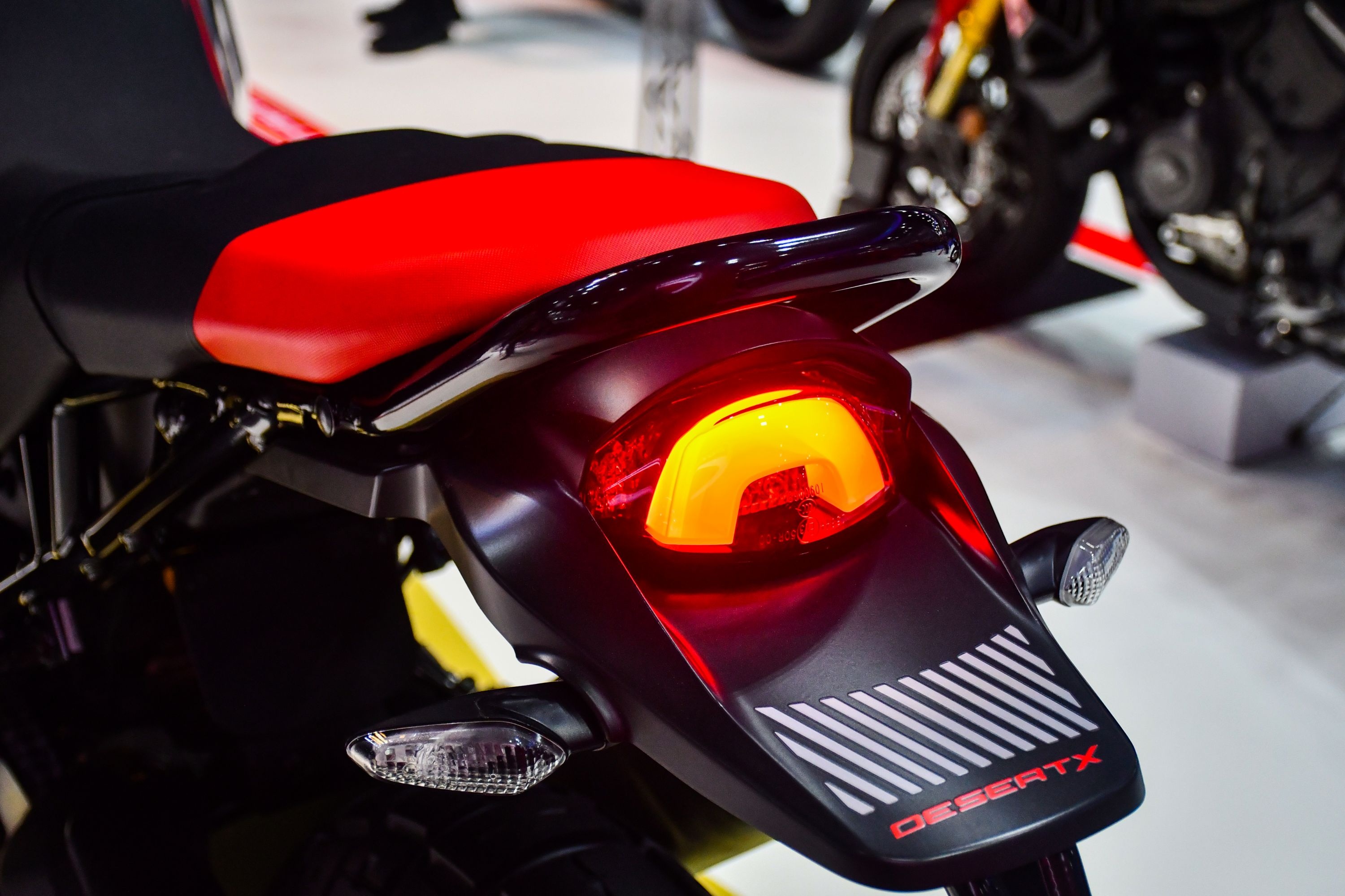 Chi tiết Ducati DesertX 2023 phiên bản màu đặc biệt vừa ra mắt ĐNA - ảnh 5