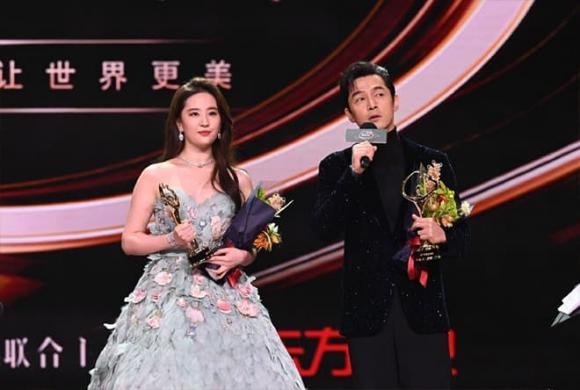 Hồ Ca và Lưu Diệc Phi đoạt ngôi King & Queen tại Đêm hội Weibo 2023 - ảnh 1