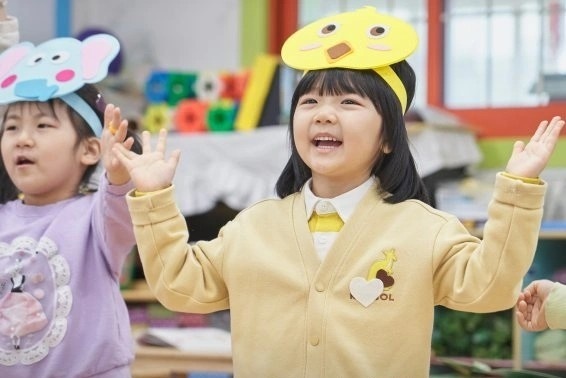 Những đứa bé Hàn Quốc bị cha mẹ bắt học tiếng Anh từ 2 tuổi - ảnh 1